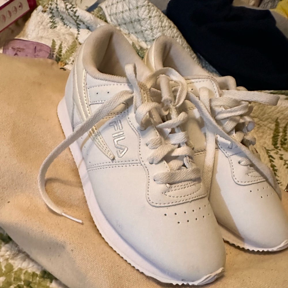 Fila 7.5 white sneakers new never worn